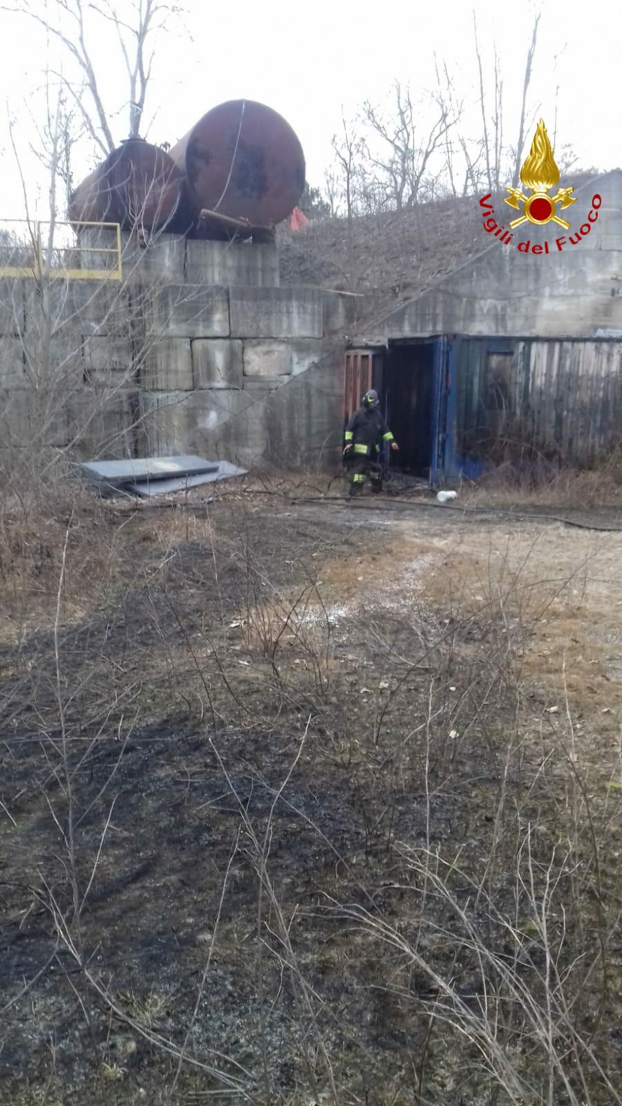Fumo dall’area di un’ex ditta a Serravalle: sul posto i Vigili del fuoco