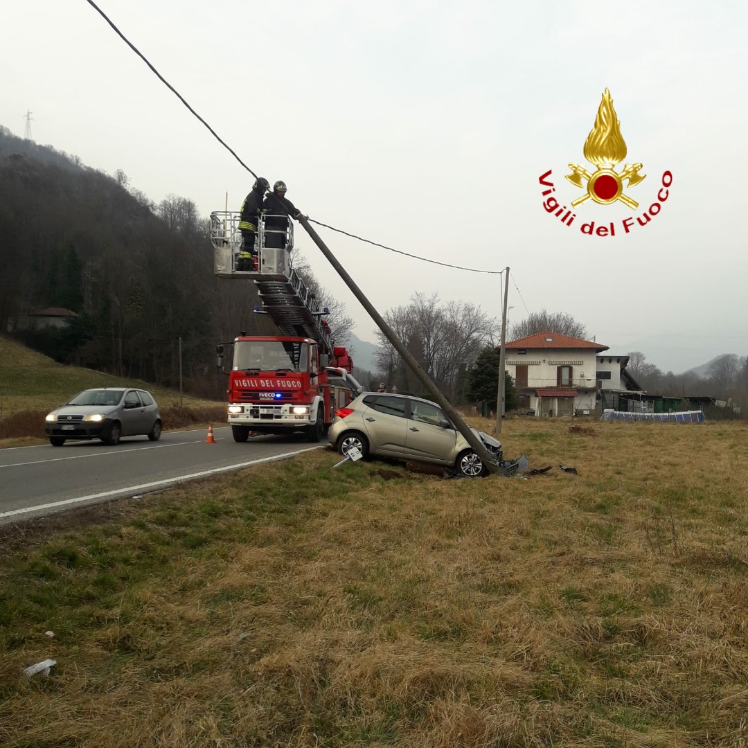 Auto contro palo a Isolella di Borgosesia