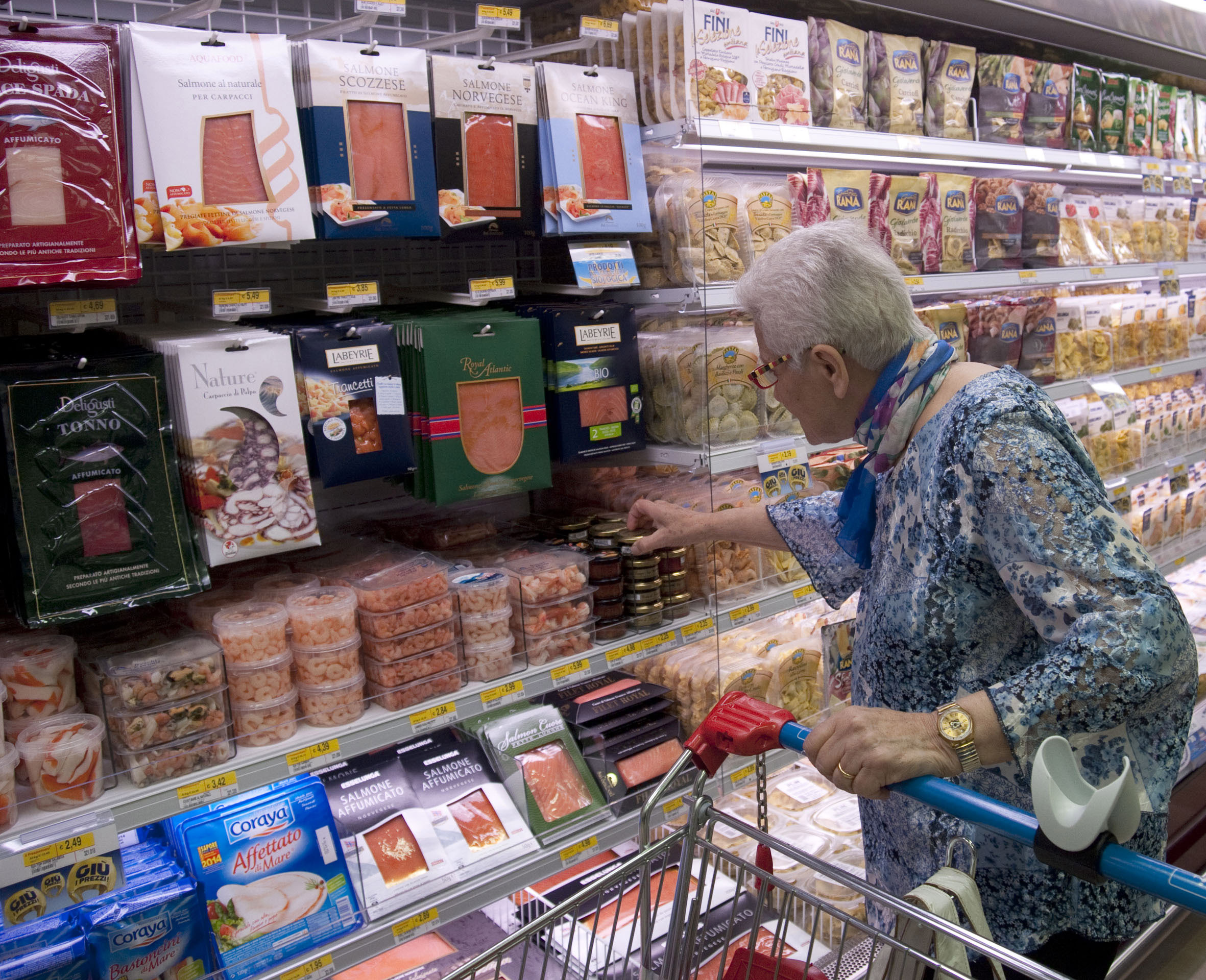 Il sindaco Canelli: «Nei supermercati prendere la temperatura a clienti e lavoratori»