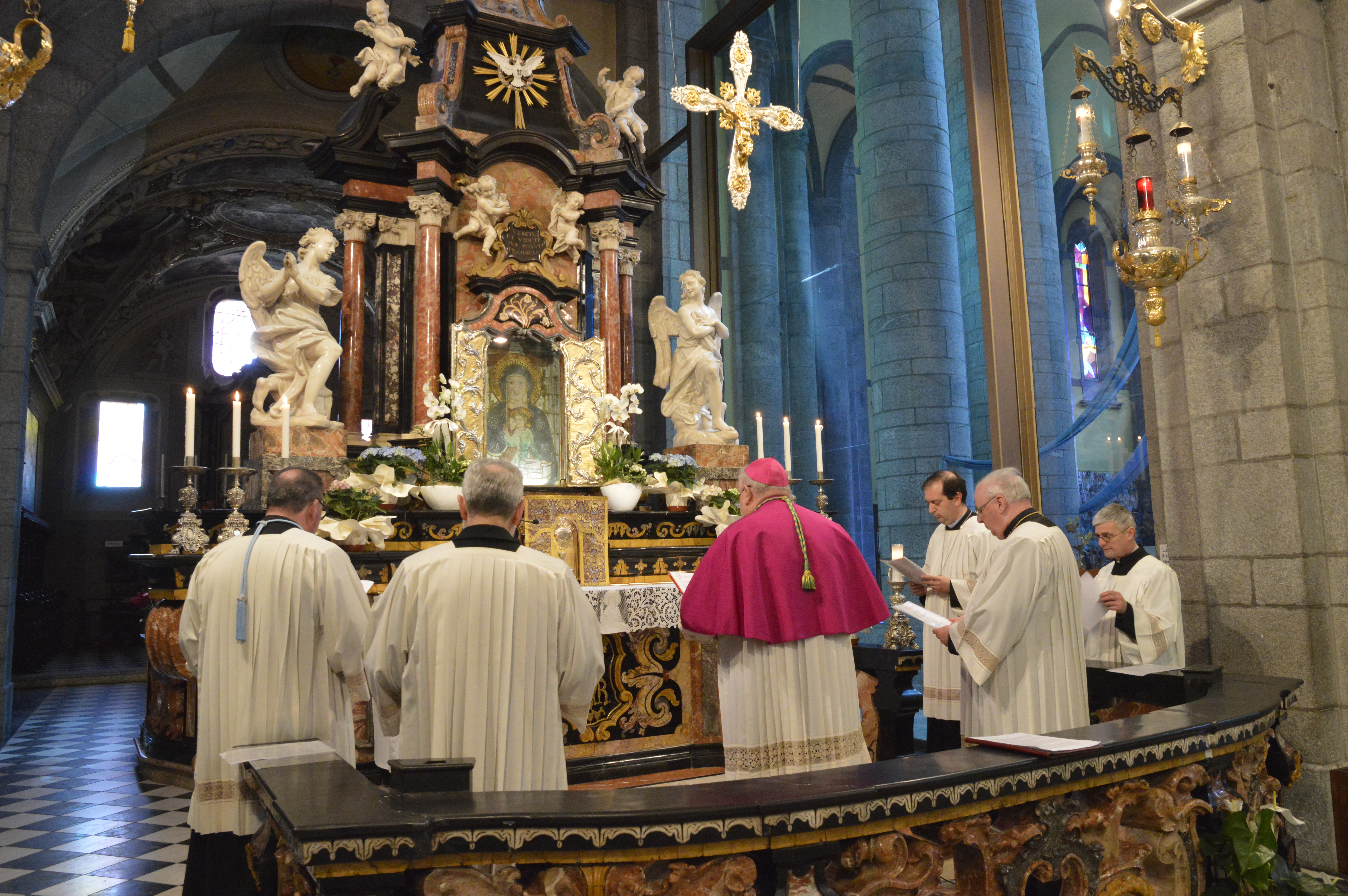 La preghiera a Maria del vescovo a Re: «In questo digiuno di ogni cosa, accompagnaci»
