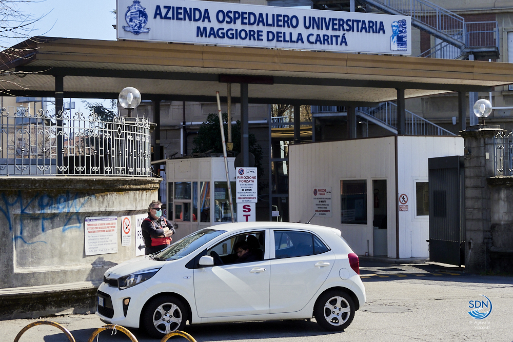 Auto contro moto a Suno, grave un motociclista