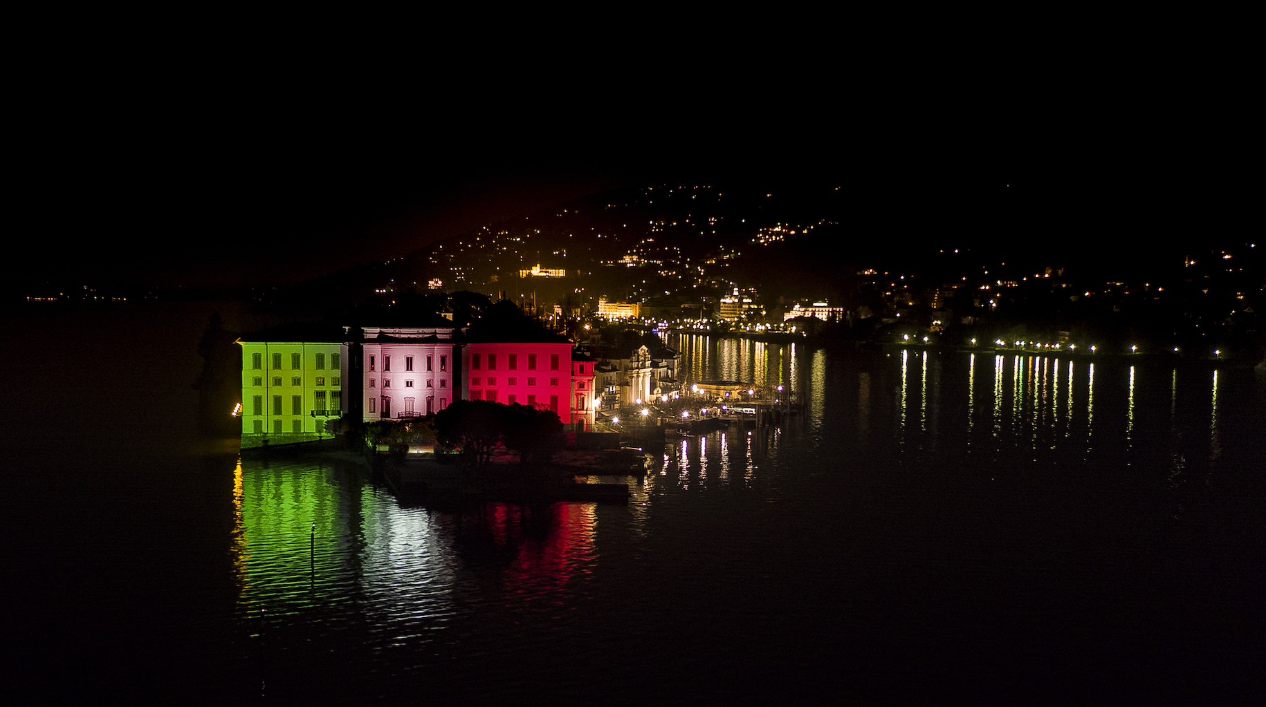 Le isole Borromee e la Rocca di Angera per un mese illuminate dal Tricolore