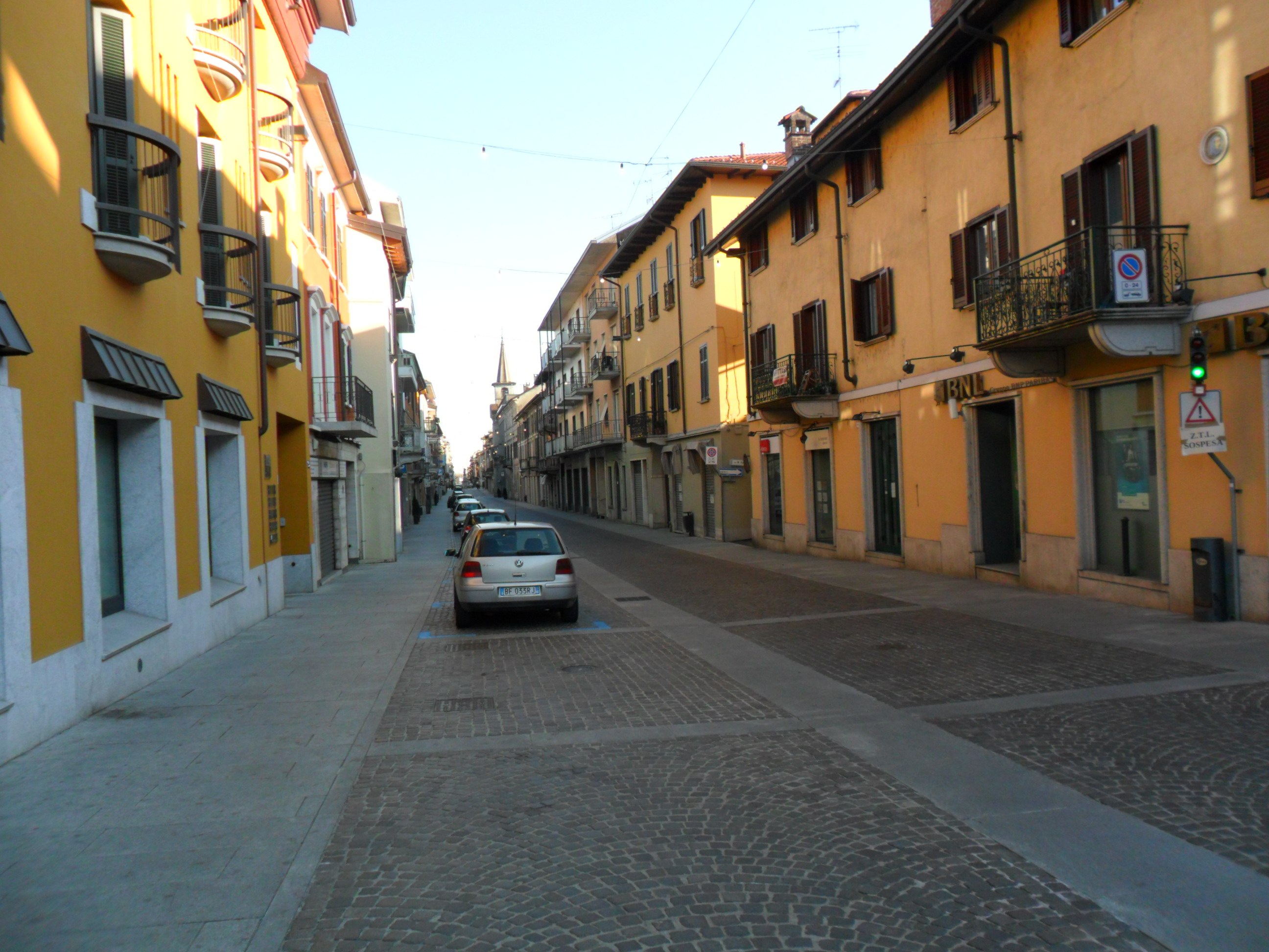 Borgomanero, corsi deserti nella città fantasma