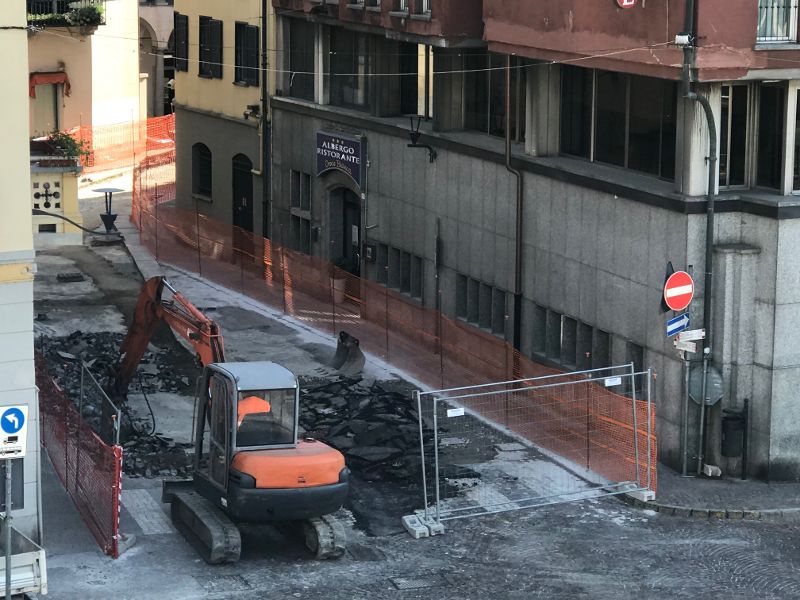 Omegna, lavori in corso in via Mazzini