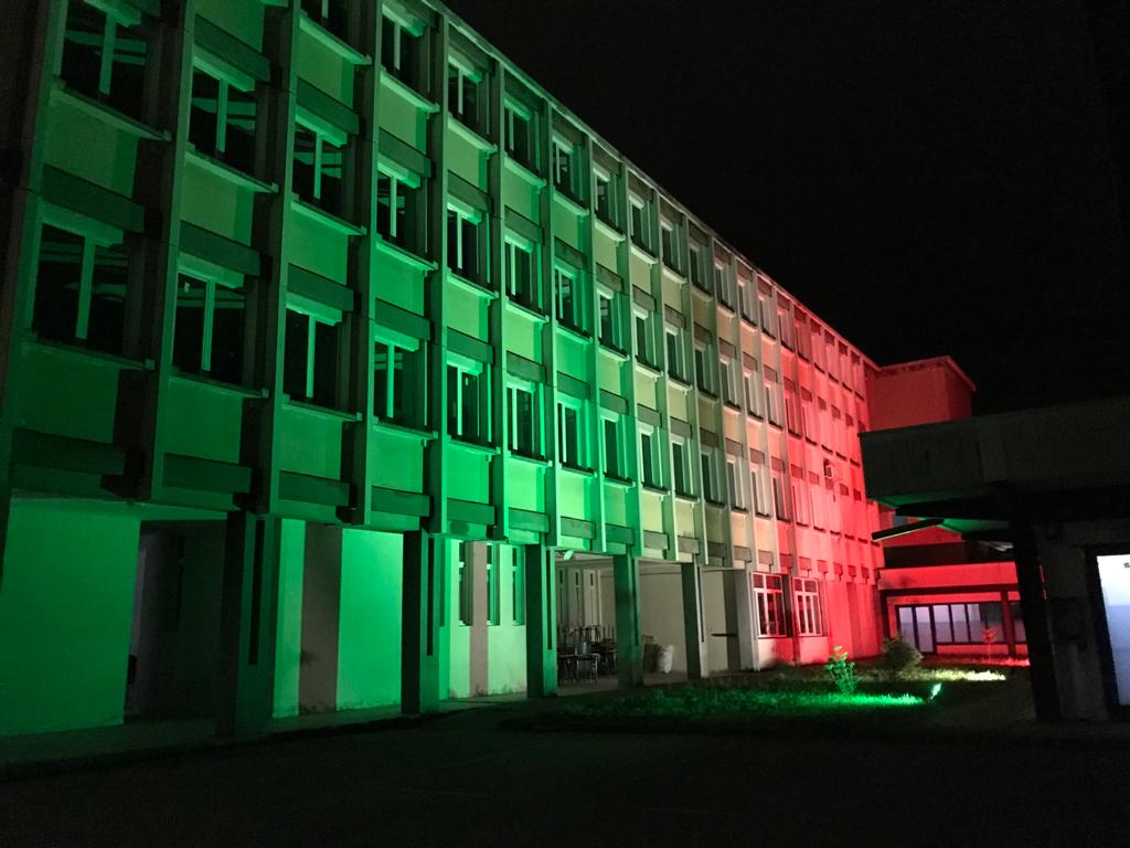 Il Ferrini di Verbania illuminato dal Tricolore in ricordo del preside Brogonzoli