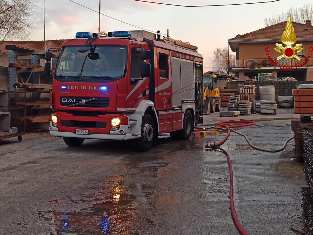 Pombia: fiamme da un capannone