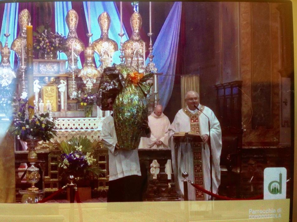 Domodossola, la parrocchia dona un grande uovo di Pasqua all’ospedale