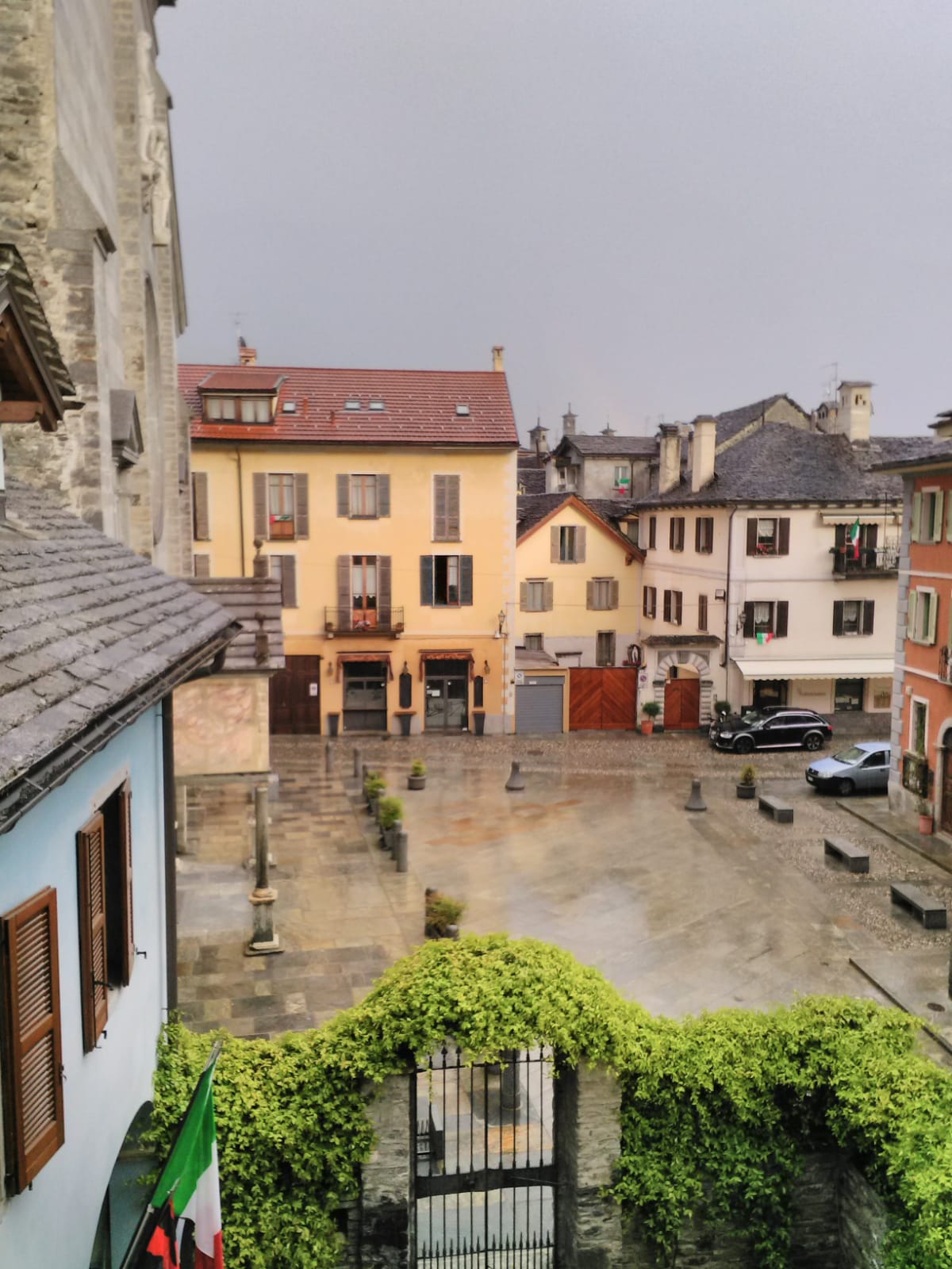 Domodossola, protesta degli esercenti: alle 19,30 accese insegne e musica