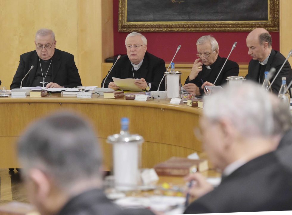 Niente Messe nella Fase 2: dura nota dei vescovi