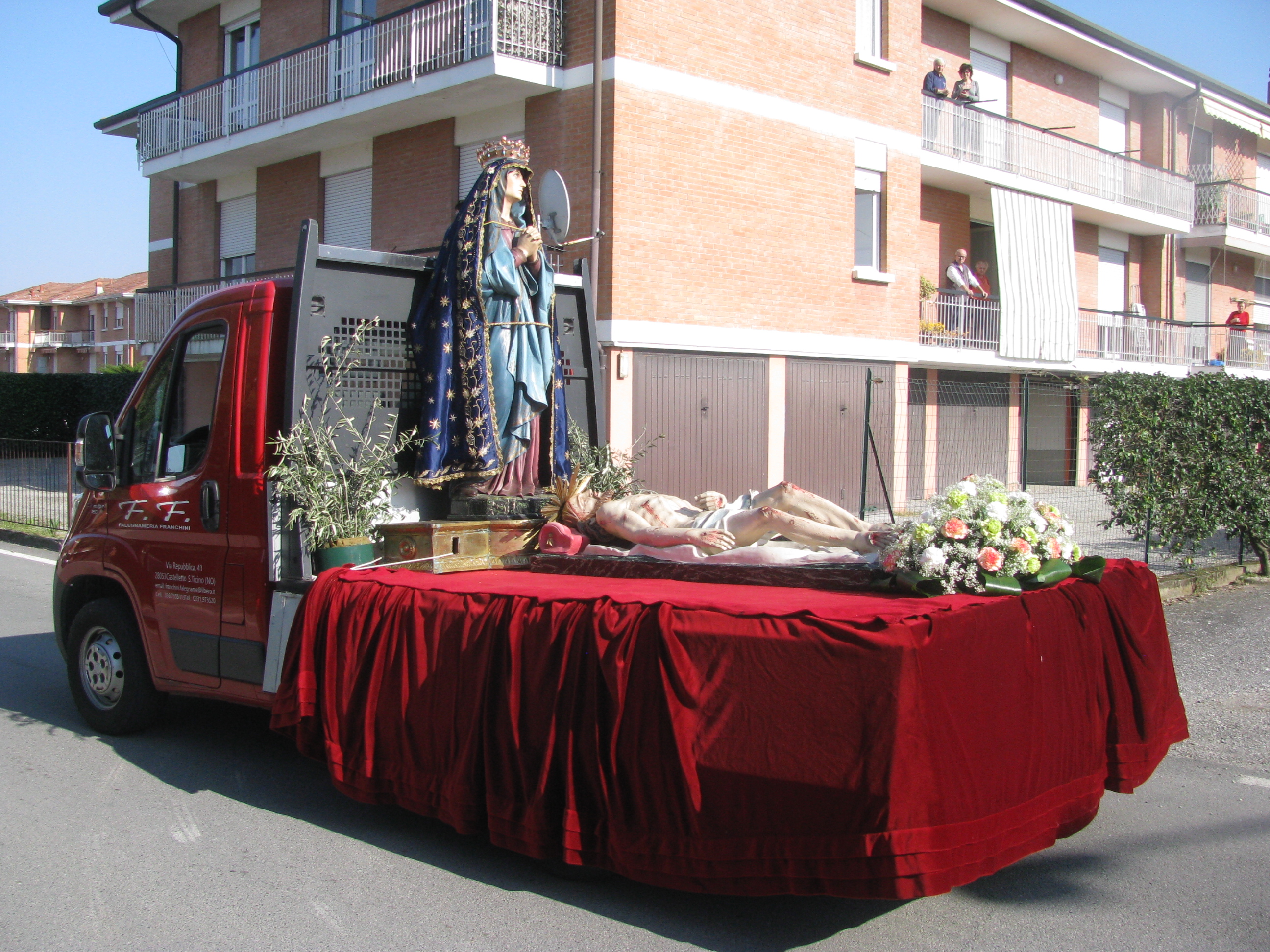 Castelletto Ticino, Settimana Santa: la processione vista dalle proprie abitazioni