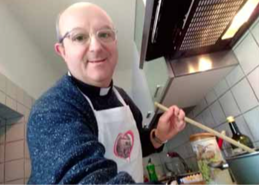 Don Adriano Micotti: «Come in famiglia cucino un risotto in streaming per accorciare le distanze»
