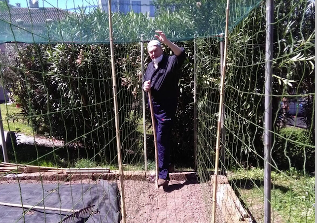Don Costantino Manea: il tempo ritrovato per l’orto e la preghiera