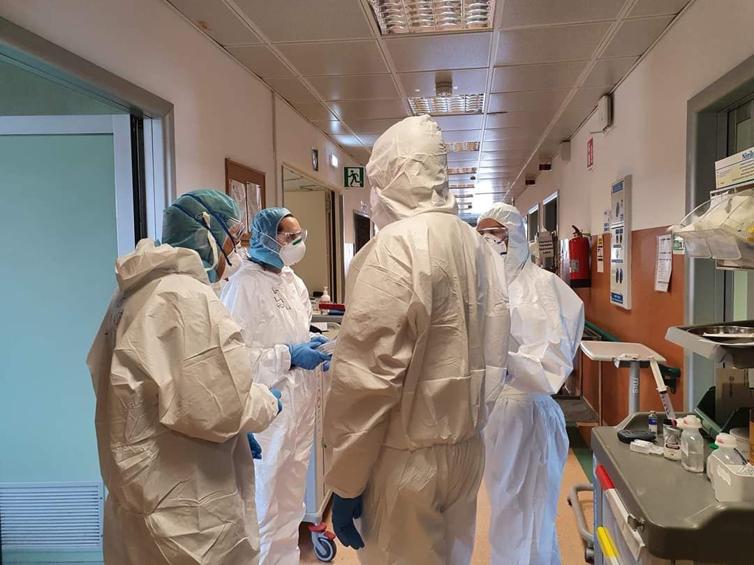 Coronavirus, dalla terapia intensiva: “mi vuoi sposare…?” A 70 anni, chiama la compagna perchè diventi sua moglie