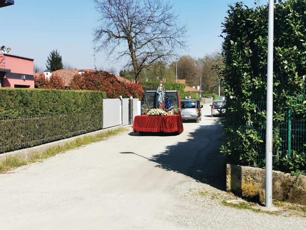 Don Fabrizio Corno: «In camion per le strade del paese per essere vicini alla gente»