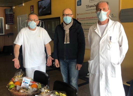 L’Avis di Omegna ha donato cesti di frutta e uova di Pasqua al personale del Coq