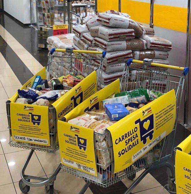 La solidarietà degli omegnesi in un carrello della spesa al supermercato