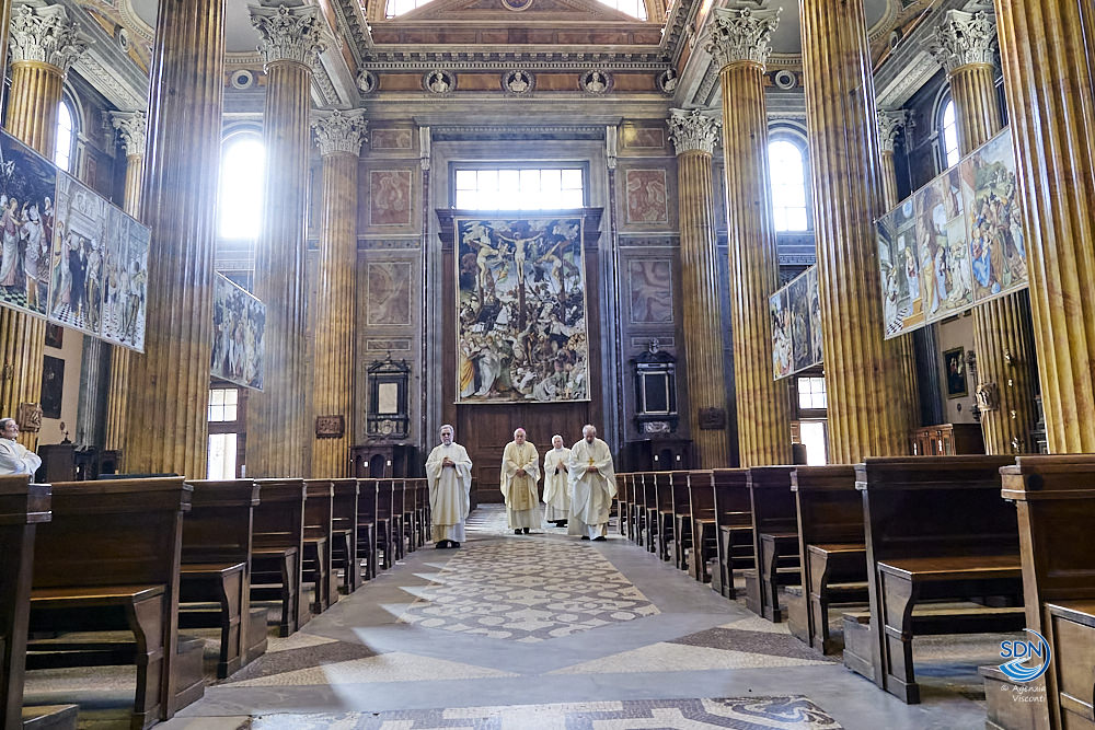 La messa del giovedì santo 2020; cattedrale vuota per il coronavirus