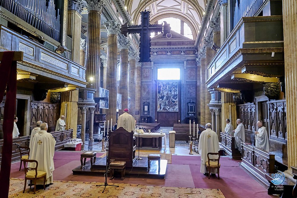 La messa del giovedì santo 2020; cattedrale vuota per il coronavirus