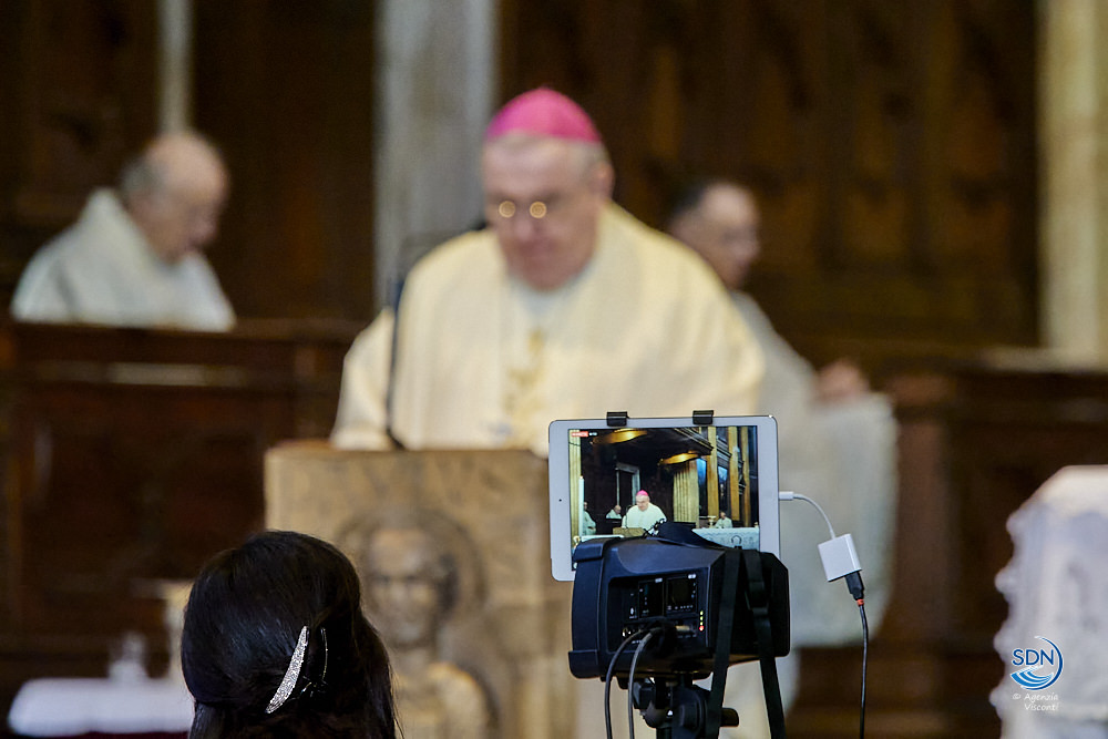 La messa del giovedì santo 2020; cattedrale vuota per il coronavirus