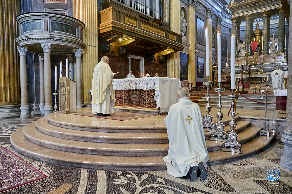 La messa del giovedì santo 2020; cattedrale vuota per il coronavirus