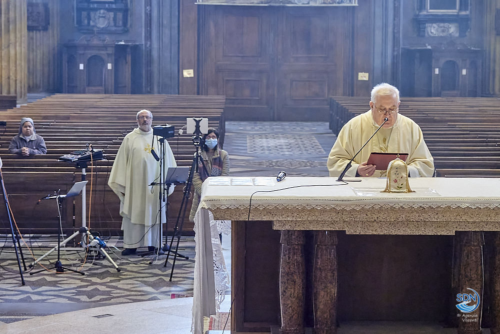 La messa del giovedì santo 2020; cattedrale vuota per il coronavirus