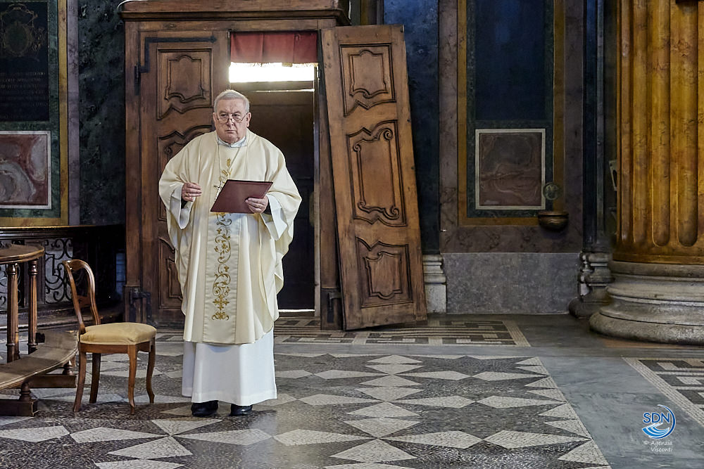 La messa del giovedì santo 2020; cattedrale vuota per il coronavirus