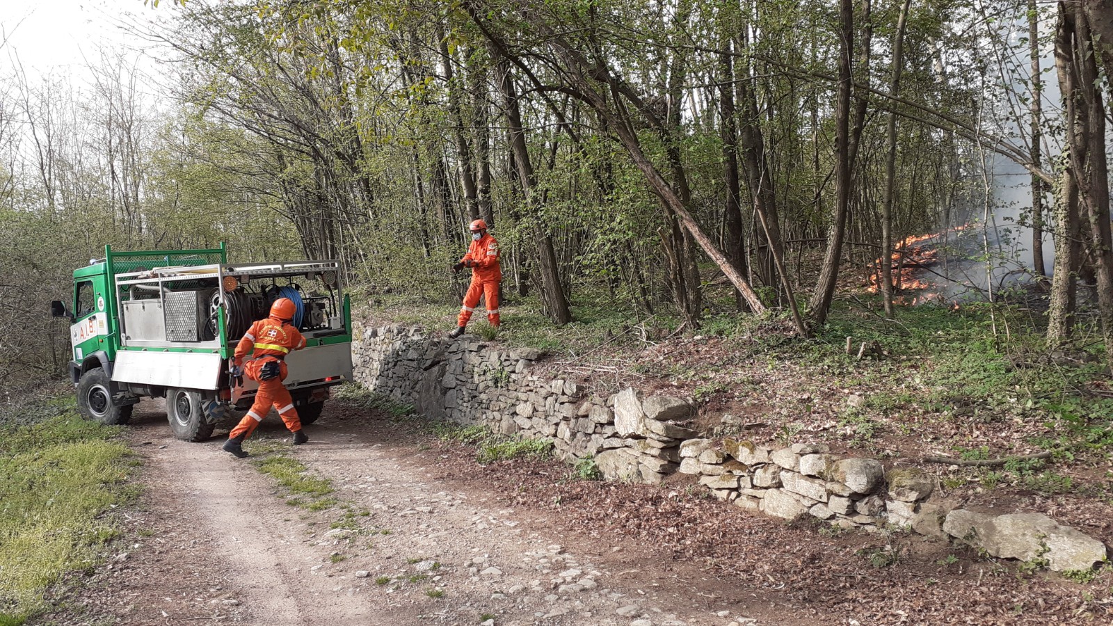 Invorio, boschi in fiamme a Pasqua