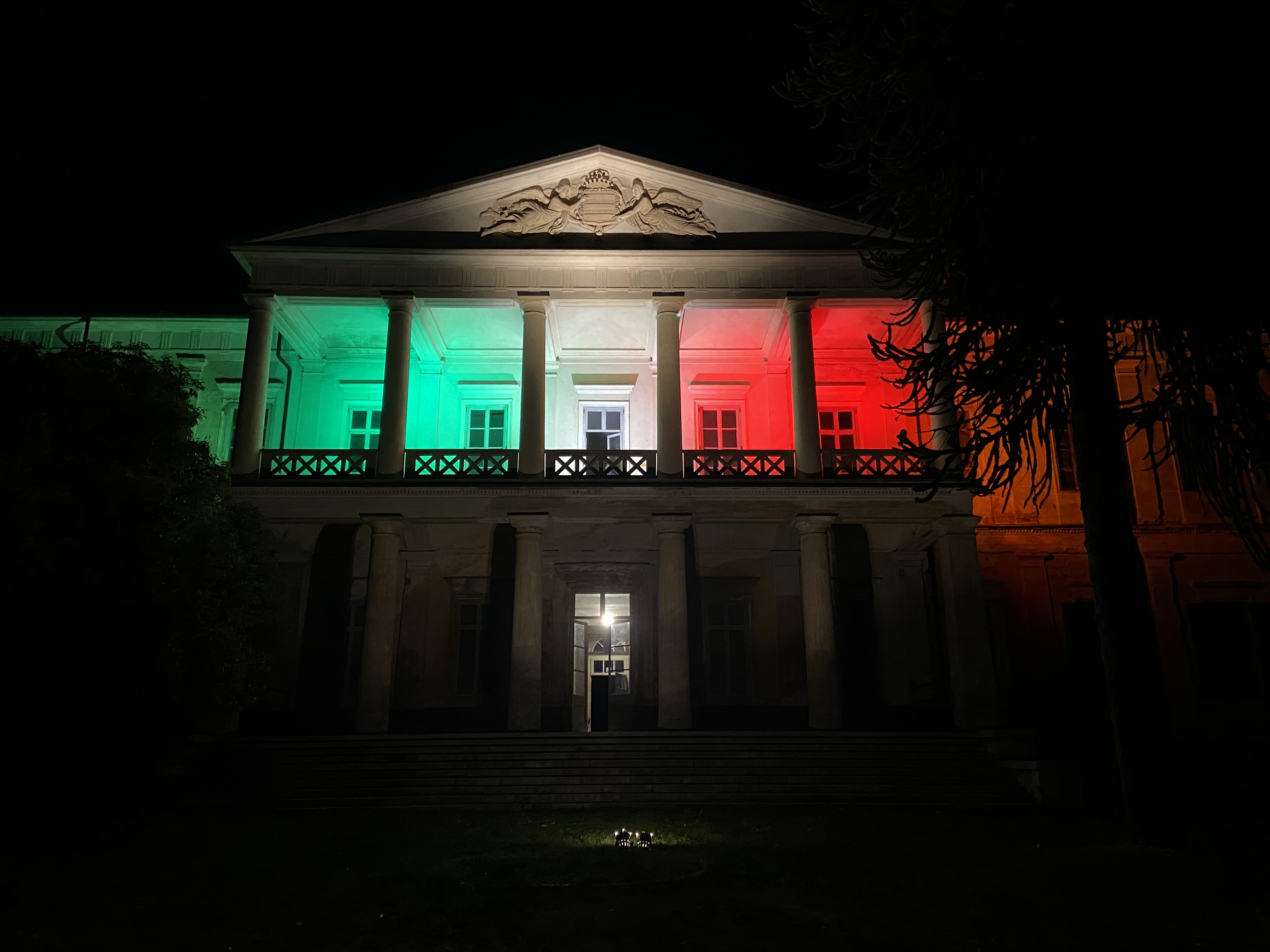 Romagnano, il tricolore acceso su Villa Caccia simbolo di speranza