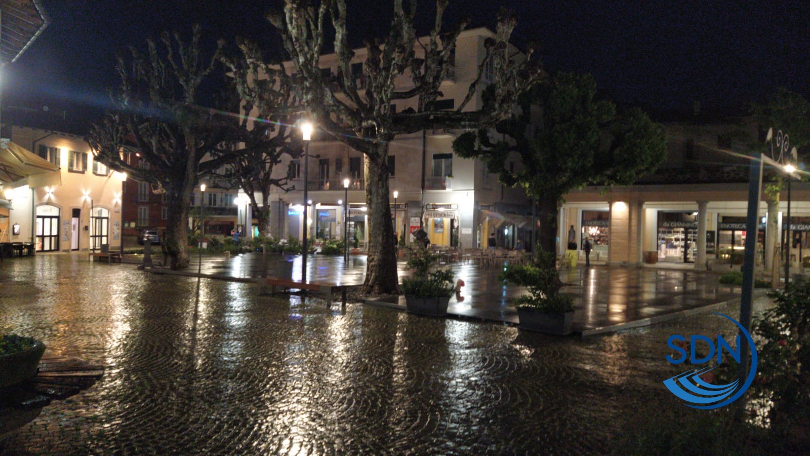 A Stresa la protesta luminosa e notturna di commercianti e ristoratori (fotogallery)