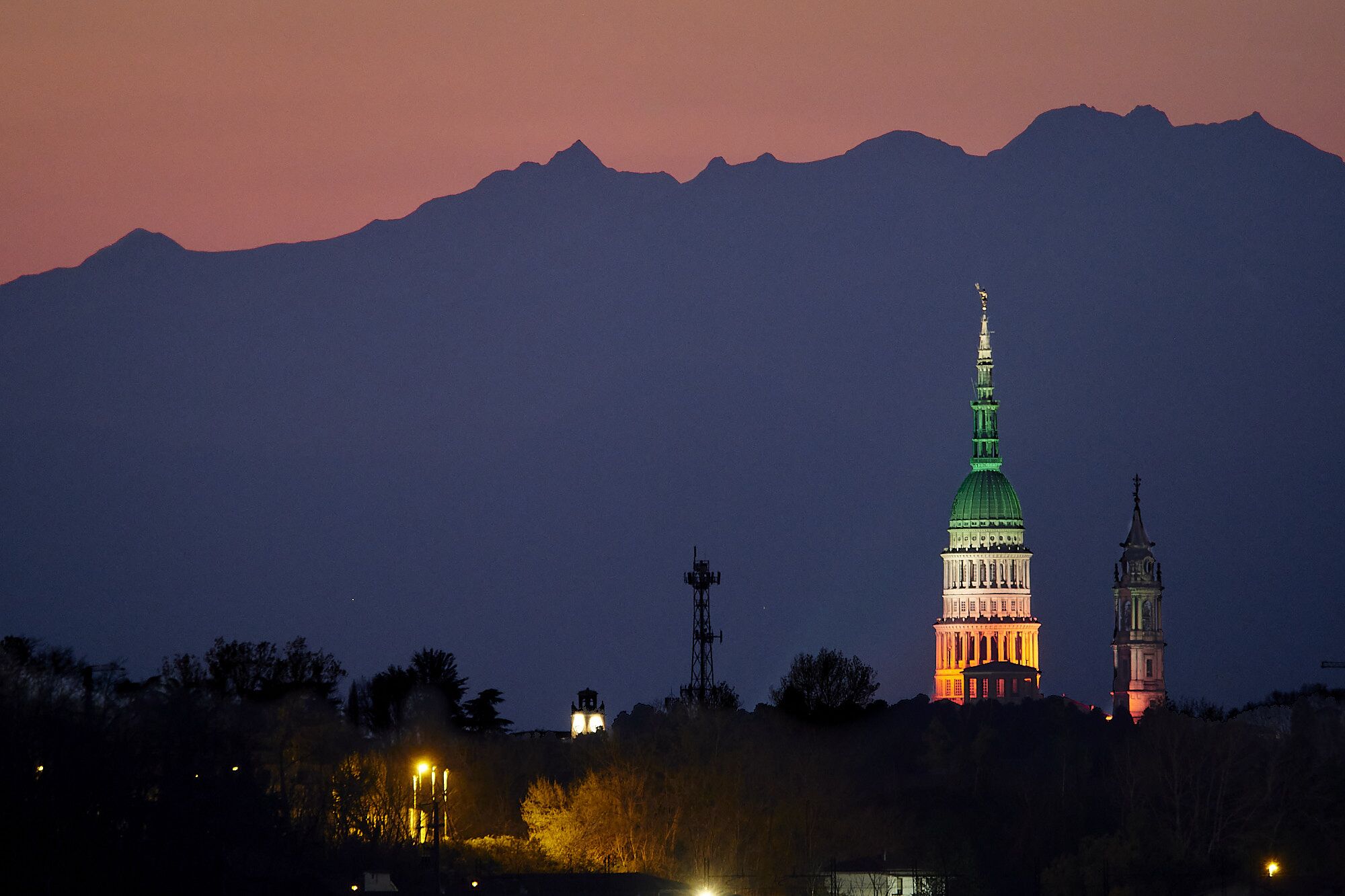 La bandiera fatta di luci tricolori racconta l’unità contro il virus: le iniziative dei Comuni