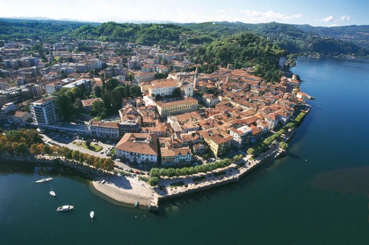 Arona,  Sgarbi  in campo  per promuovere il museo