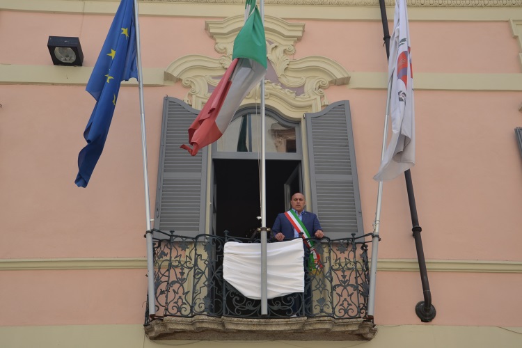 Borgomanero, un lenzuolo esposto alle 17.57 per ricordare Giovanni Falcone