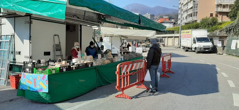 A Omegna torna sul lungo lago il mercato settimanale completo