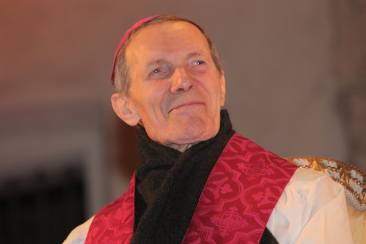 Il feretro del card. Corti in cattedrale lunedì 18. Martedì il funerale