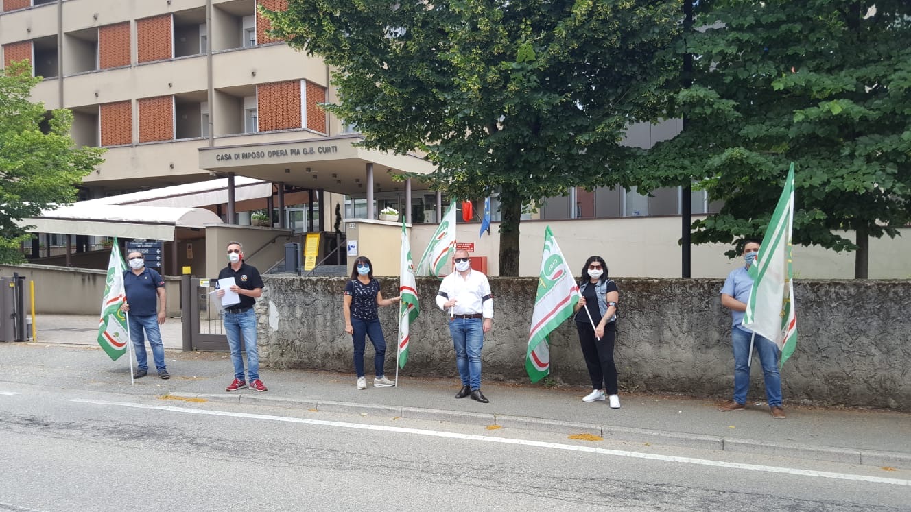 Borgomanero, presidio davanti l’Opera pia Curti in  ricordo delle vittime Rsa