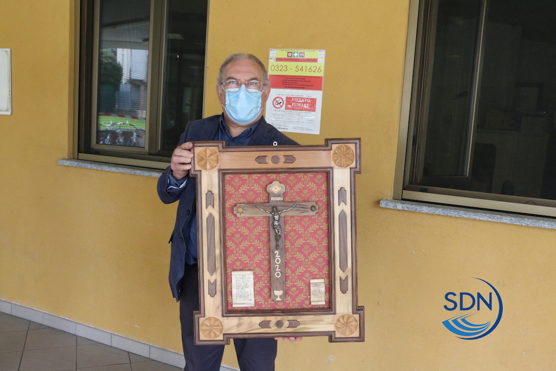 Italo Tomola di Mergozzo dona crocifisso in legno all’ospedale Castelli