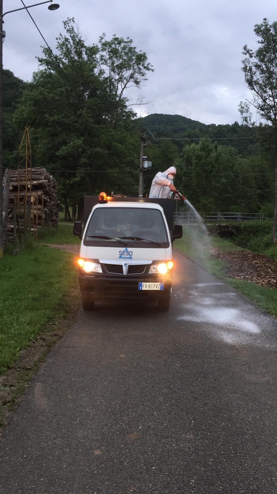 A Borgosesia prosegue la sanificazione delle strade e dei marciapiedi