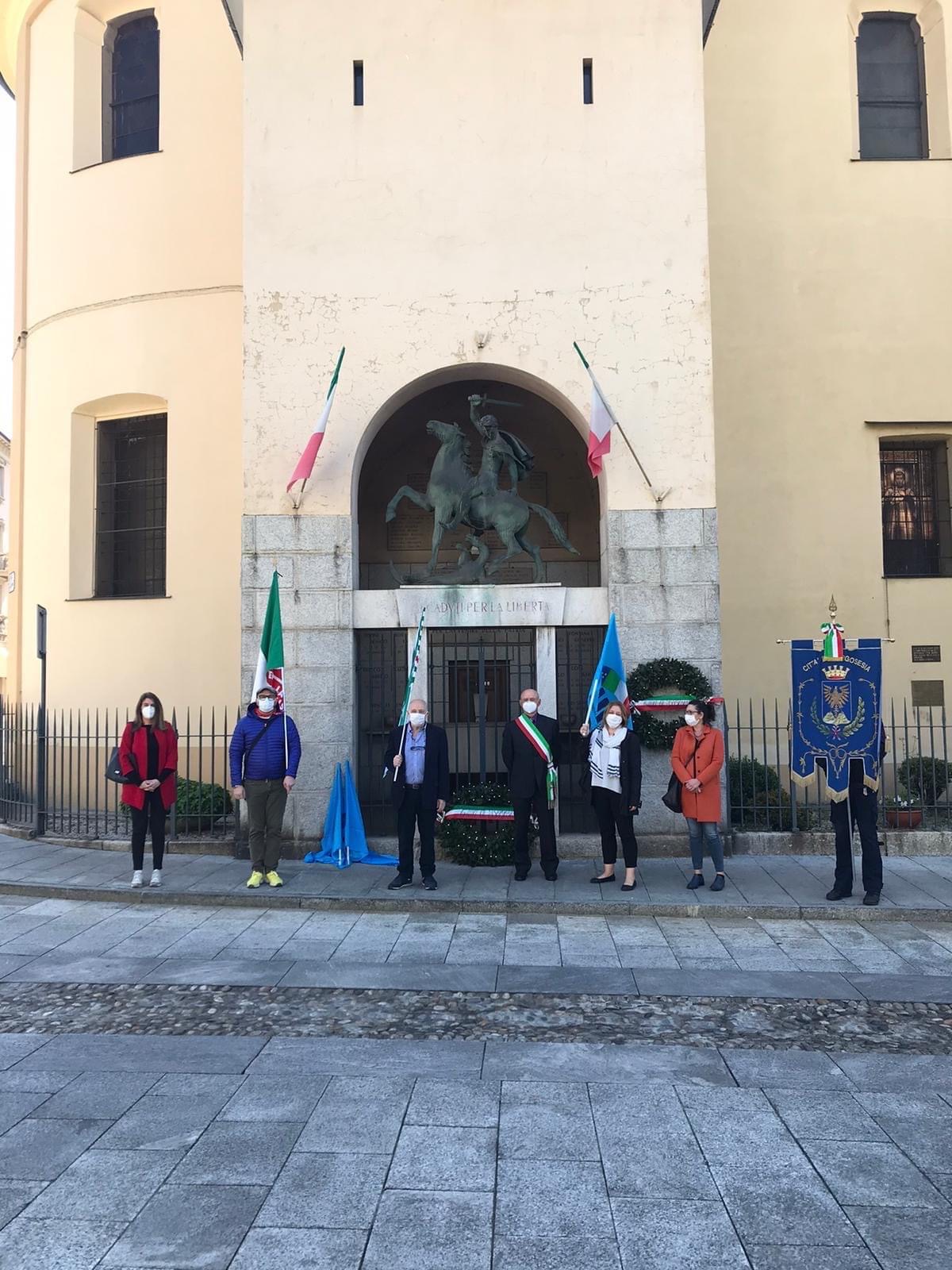 A Borgosesia un omaggio floreale per la festa del lavoro