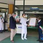 la consegna della benemerenza al dottor Mondino
