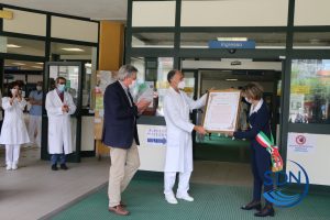 la consegna della benemerenza al dottor Mondino
