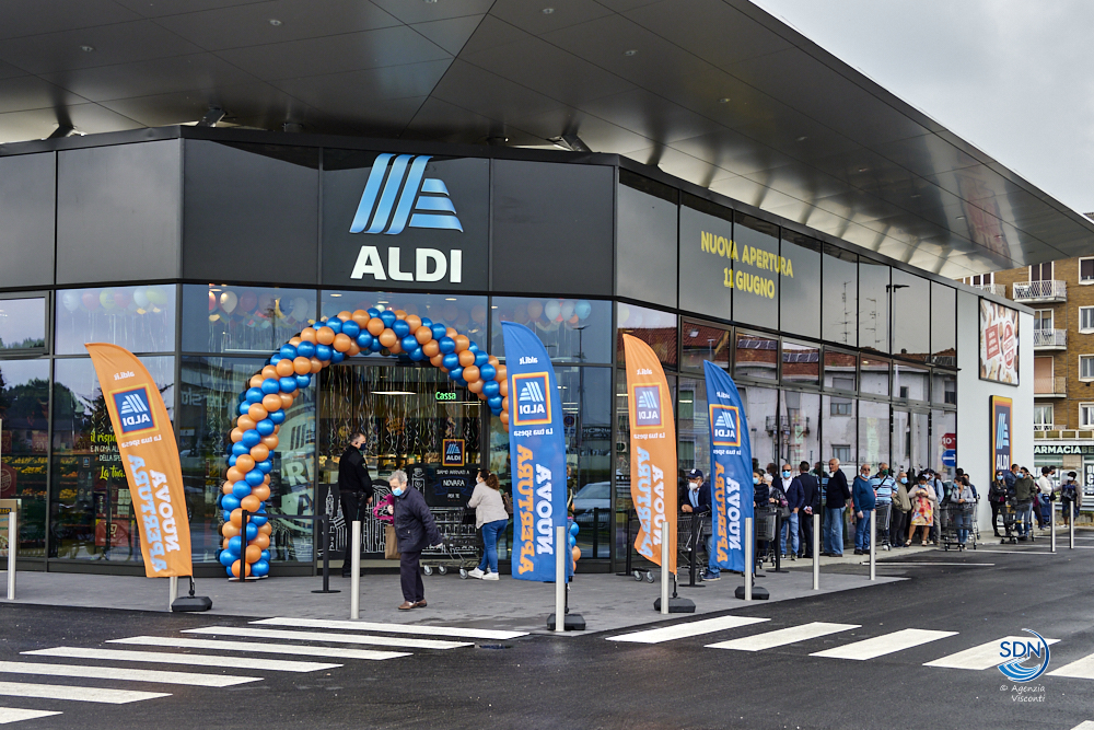 Novara: coda per l’inaugurazione del nuovo supermercato Aldi di corso della Vittoria