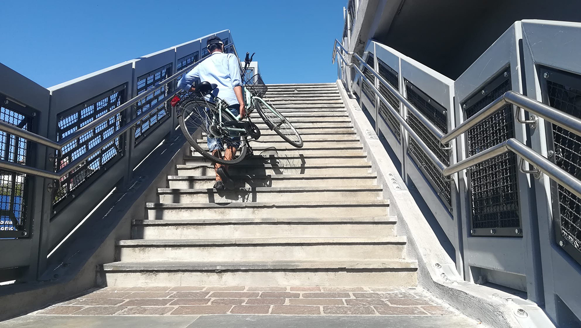 Novara, Cavalcavia Porta Milano, i cittadini: «Manca la rampa per le bici». L’assessore: «Sarà realizzata»