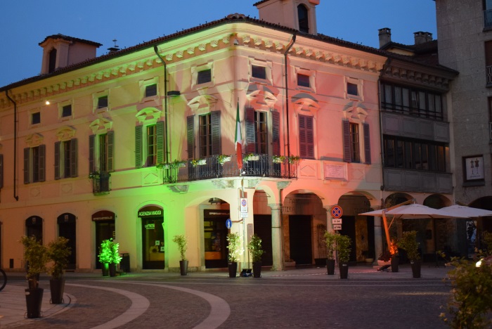 Borgomanero, i colori bianco, rosso e verde proiettati su Palazzo Tornielli