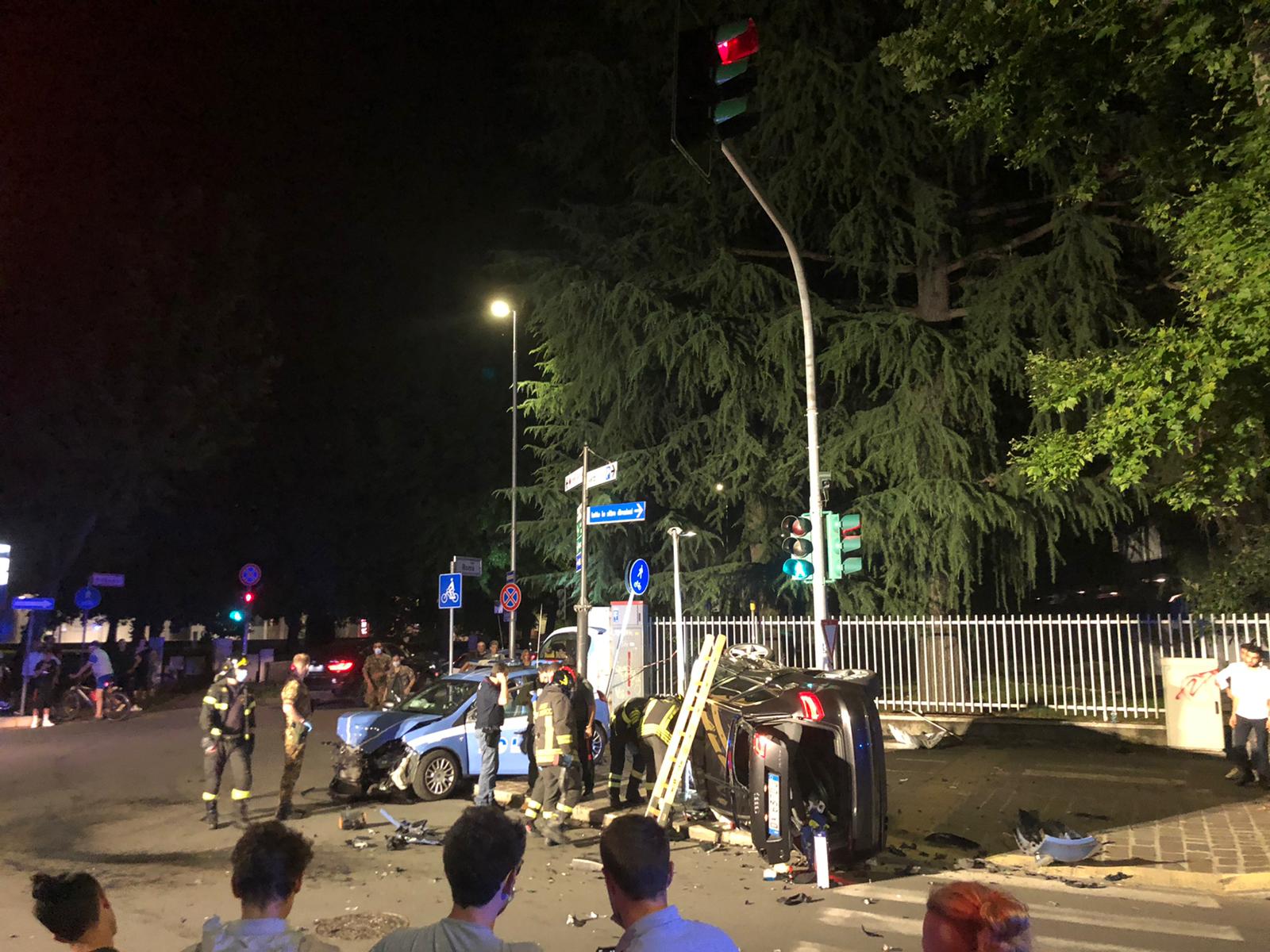 Incidente tra un’auto e una Volante della Polizia tra viale Roma e viale Verdi