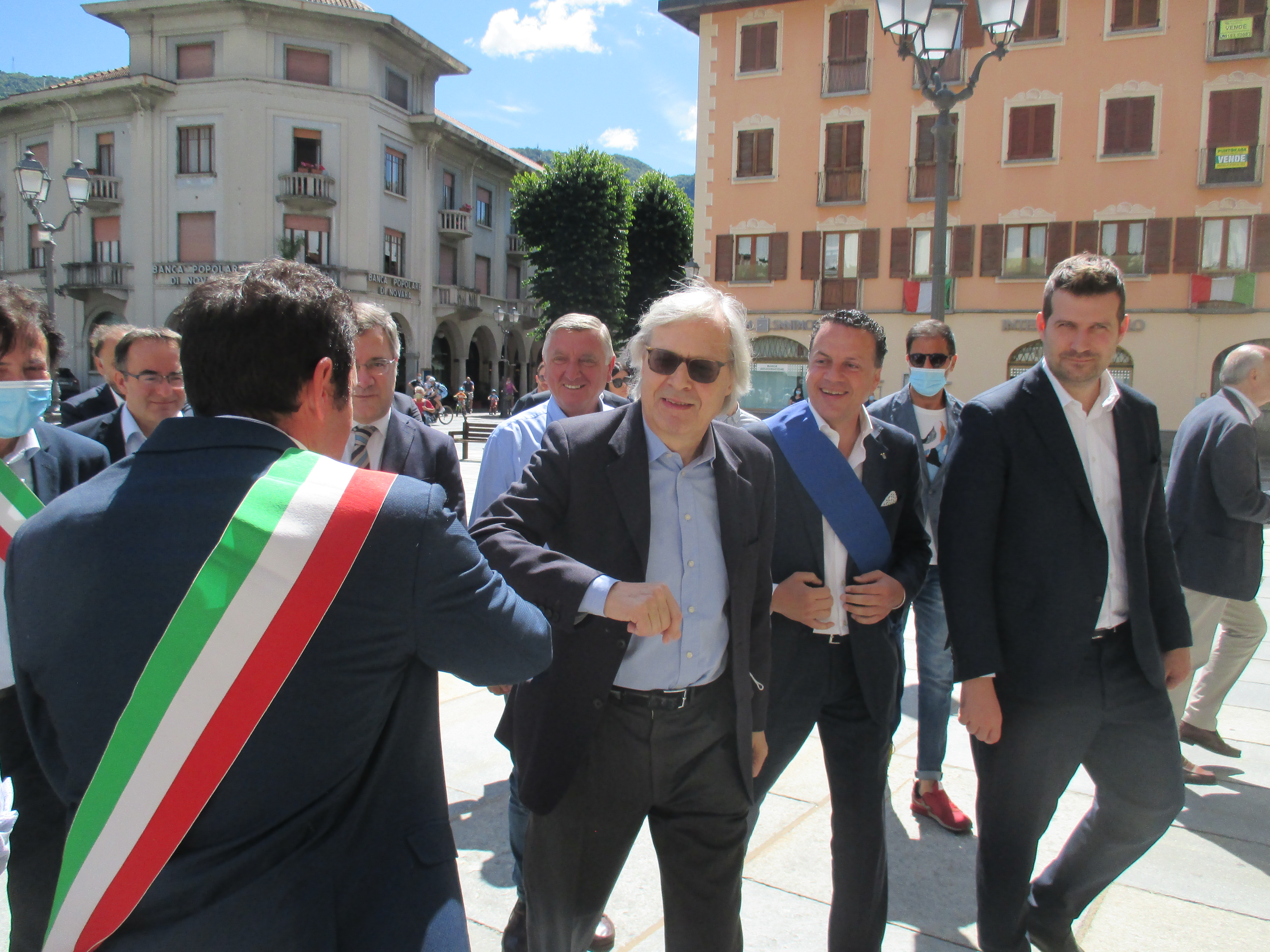 Vittorio Sgarbi al Teatro civico di Varallo per la presentazione del concorso “Vacanze in Valsesia”