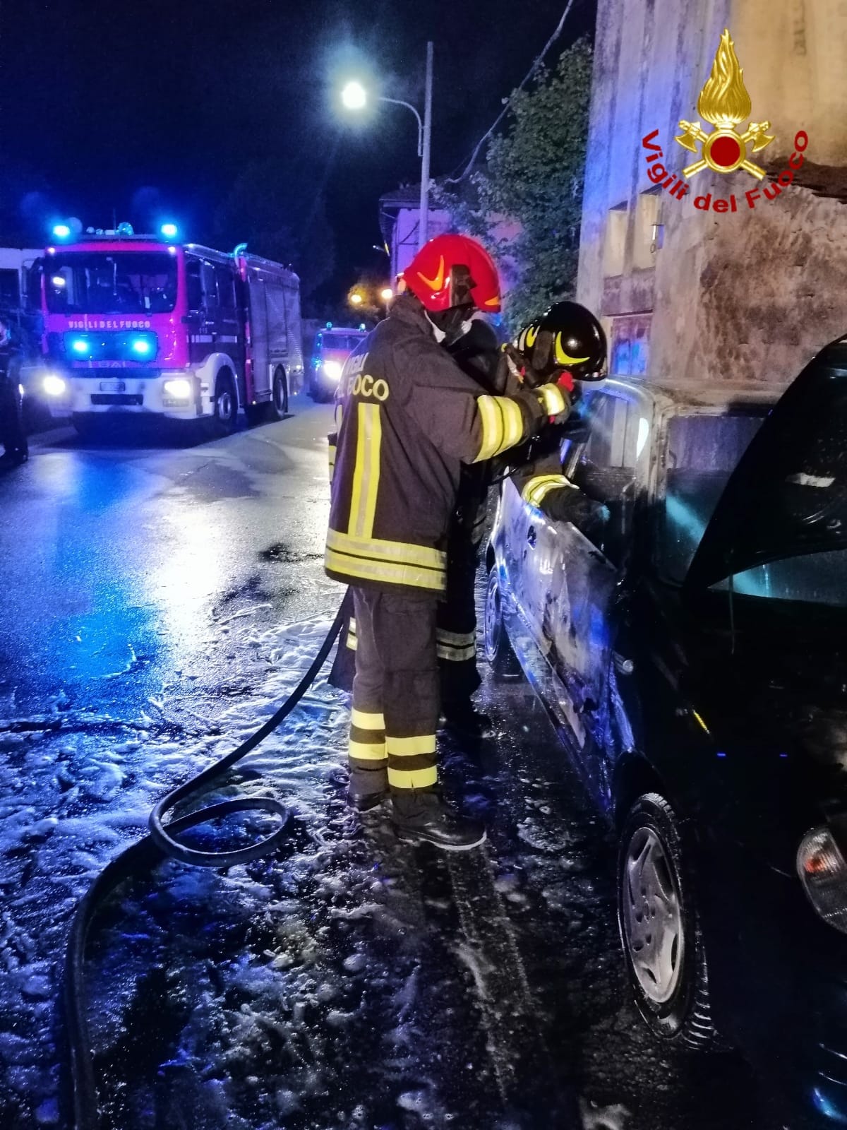 Auto in fiamme ad Arona