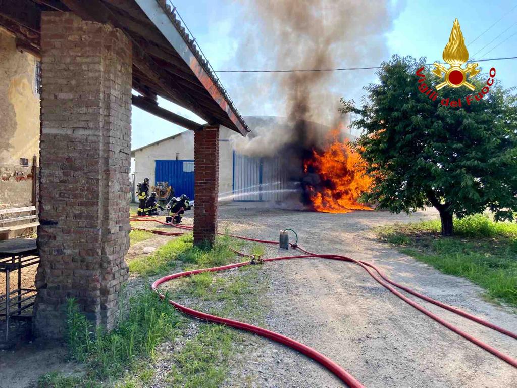 Fiamme da un serbatoio di gasolio a Cameriano