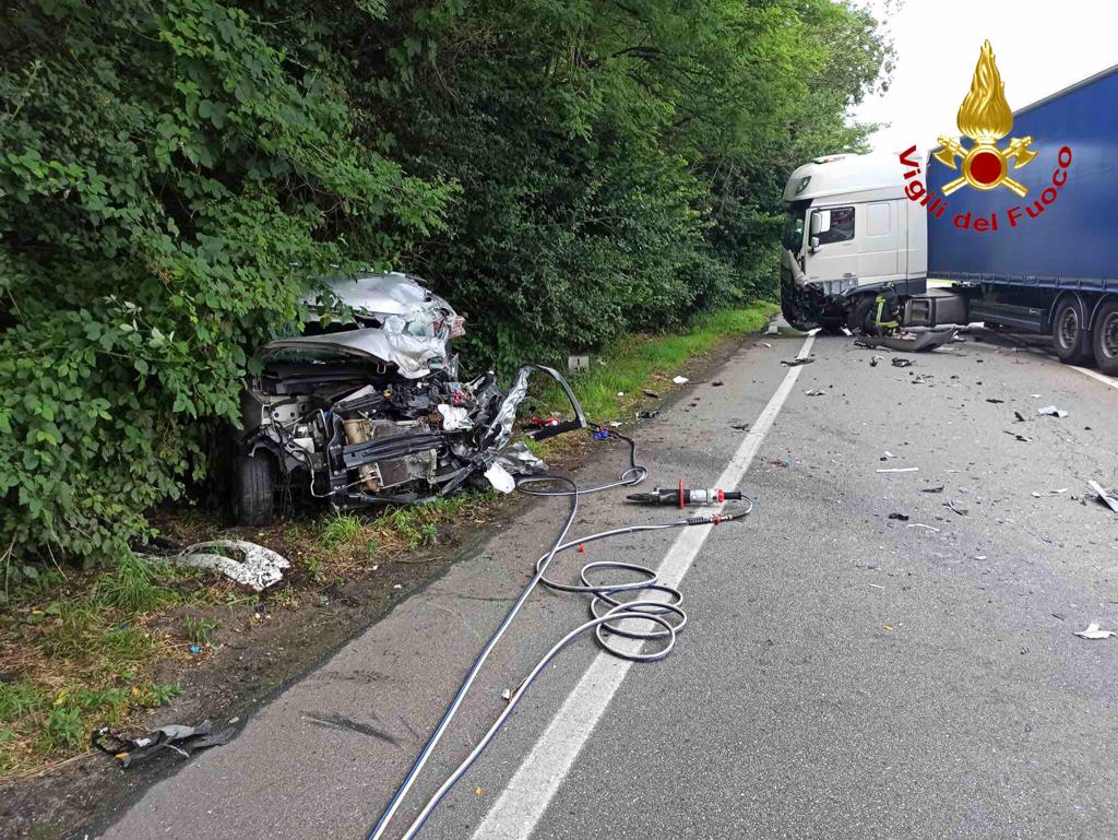 Paruzzaro: grave incidente stradale tra un autoarticolato e un’auto