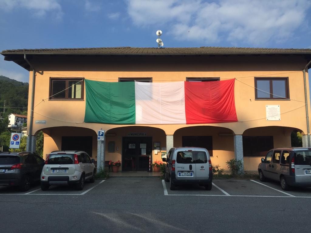 A Cossogno un maxi tricolore per festeggiare il 2 Giugno
