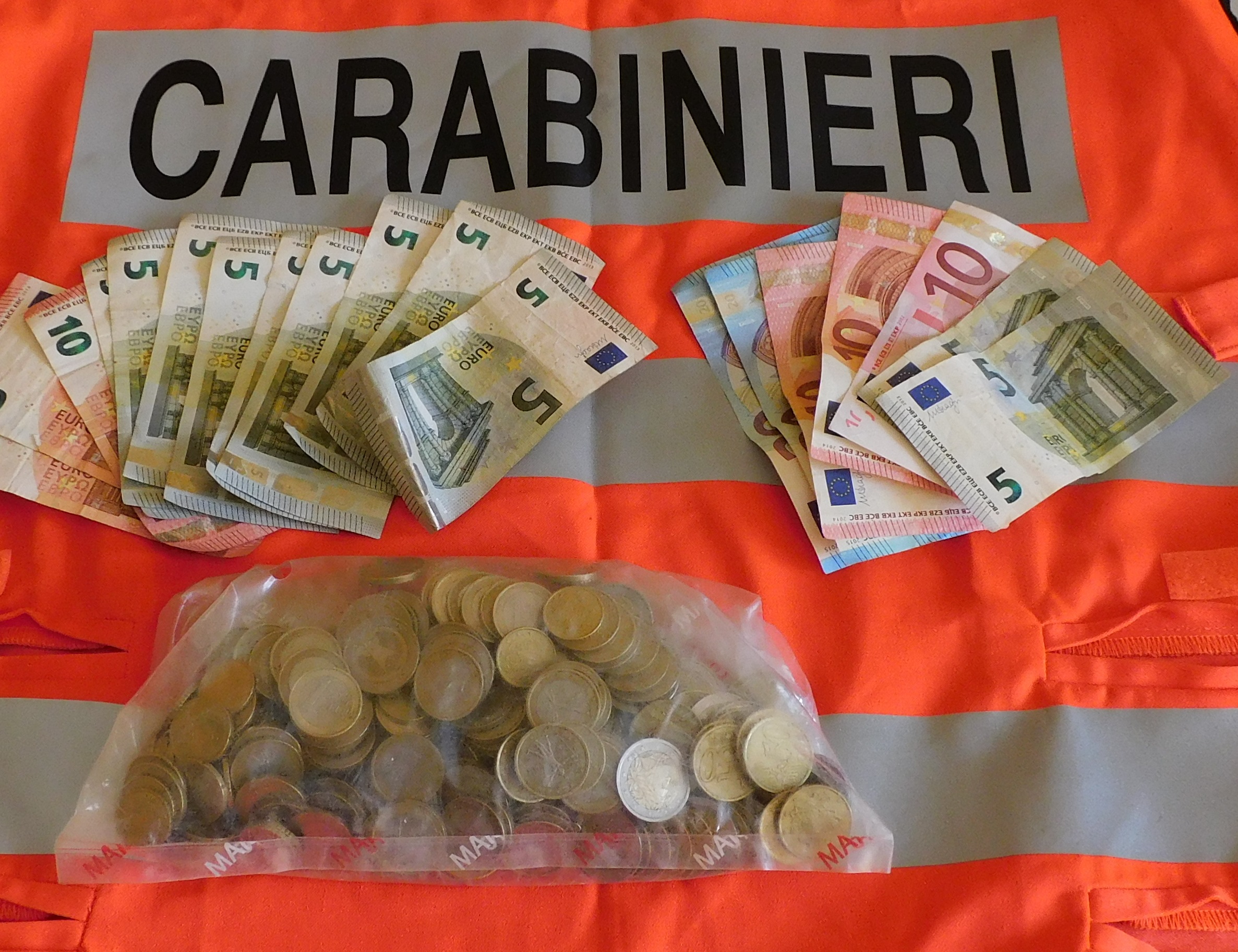 Borgosesia: un arresto e una denuncia per furto in un bar